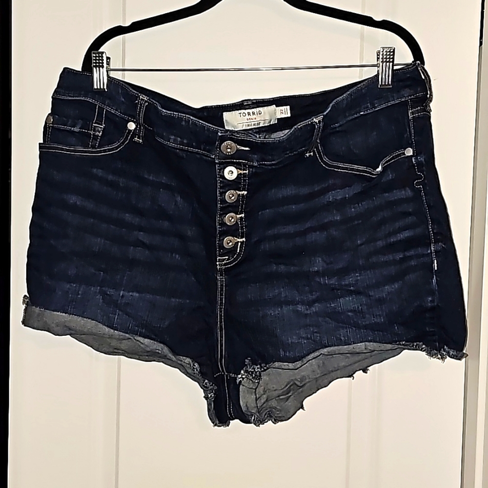 Torrid Super Comfortable Raw Hem Denim Cutoffs Plus Size 22 Feel the Fit